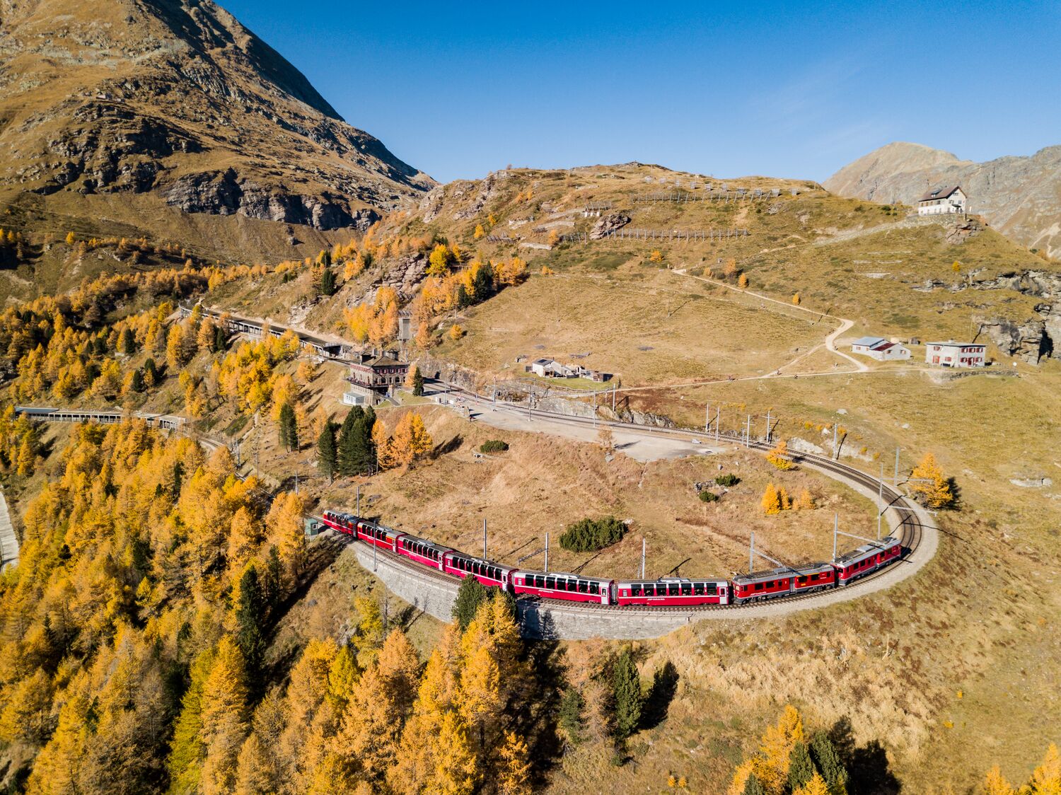 Bernina-Express auf Alp Grüm (C)RhB