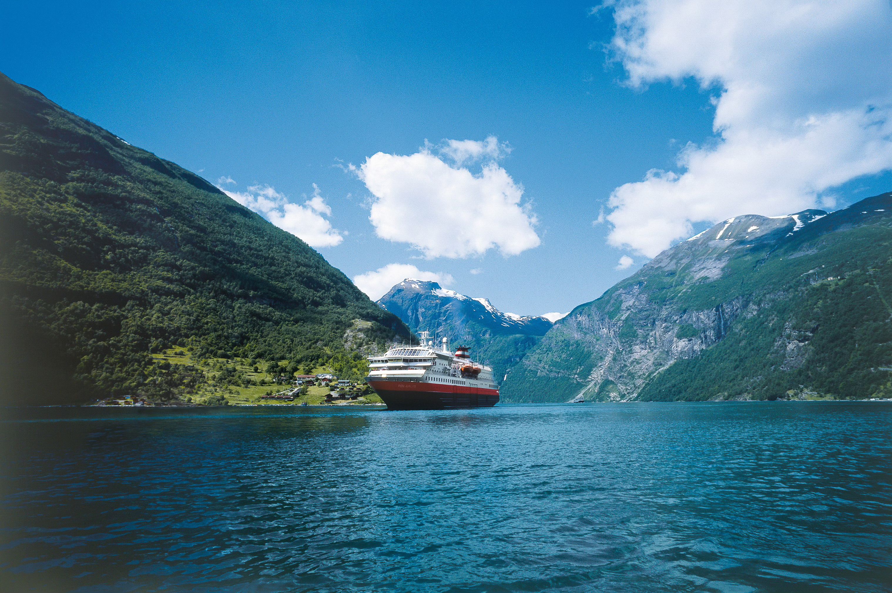 Von Trondheim nach Bergen reisen Sie an Bord eines Hurtigruten-Schiffes © Hurtigruten