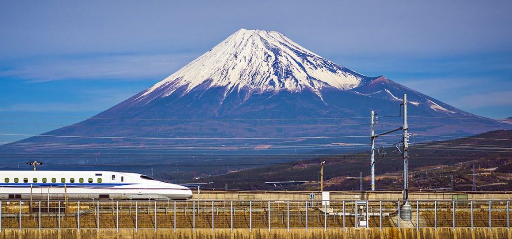 Der-Shinkansen-Express-am-Fuße-des-Fuji