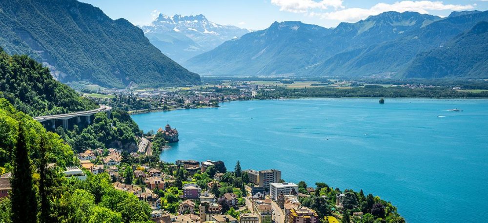 Montreux am Genfer See mit Blick auf die Schweizer Alpen