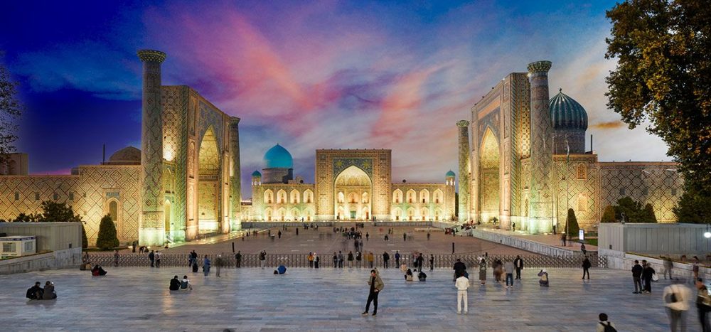Der-abendliche-Registan-Platz-in-Samarkand-Usbekistan