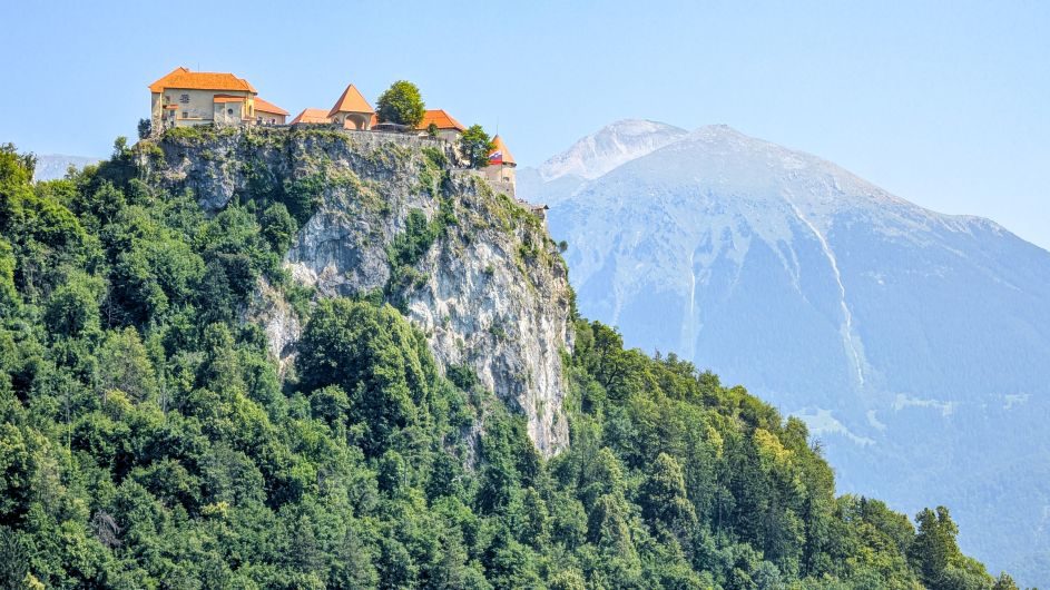 Per E-Bike über die Alpen - Die Burg Bled am Ufer des Bleeder See