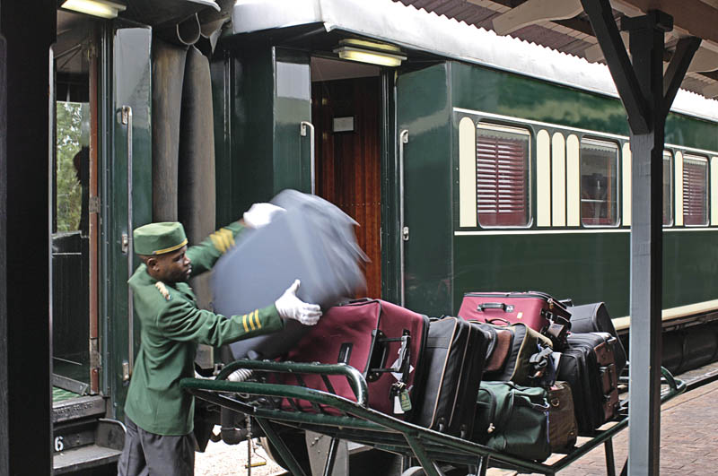 Verladen des Gepaecks in den Rovos-Rail